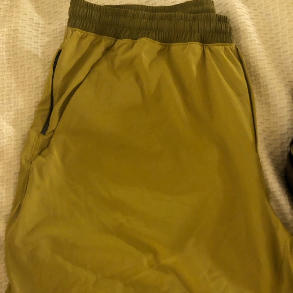 Lululemon pace breaker short